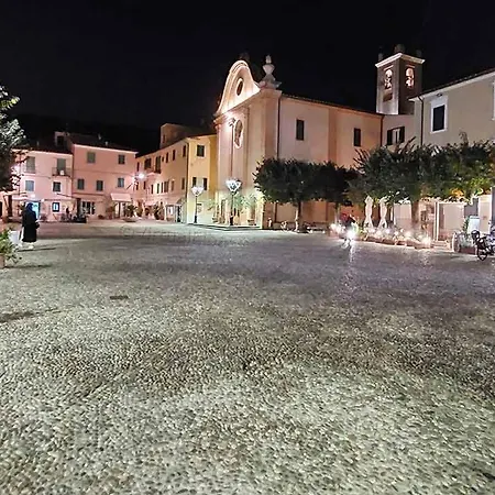 Appartamento In Piazza Marciana Marina (Isola d'Elba)